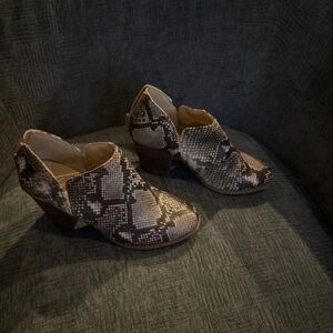 Chic Snakeskin Pattern Ankle Booties